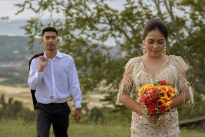 Photo husband leaves wife