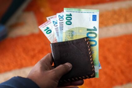 Photo catch spouse stealing money