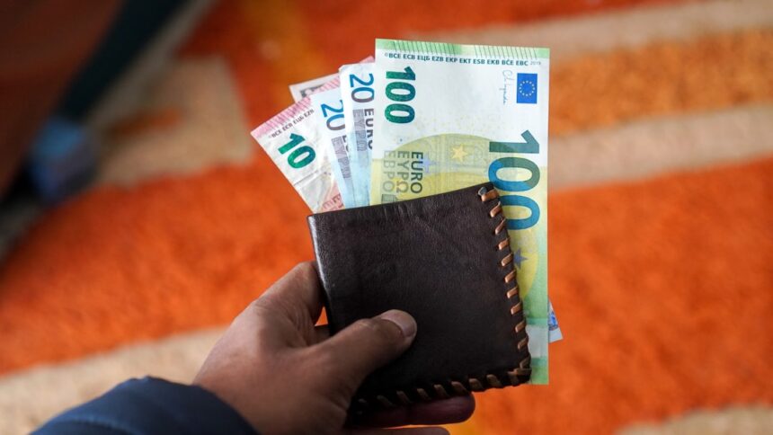 Photo catch spouse stealing money