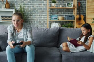 Photo couch family freeloader