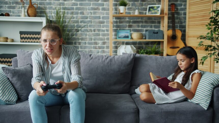 Photo couch family freeloader