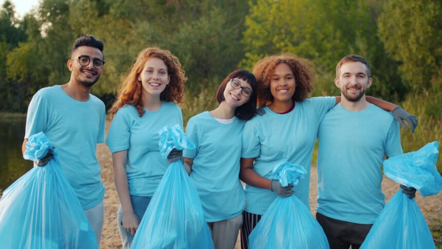 Photo emptying trash