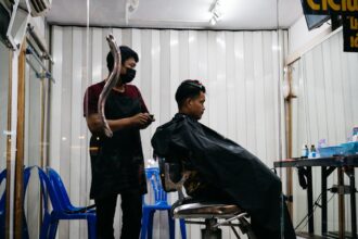 Photo tech expert groom